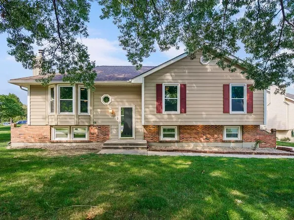 401 SE Mount Vernon Dr, Blue Springs, MO 64014