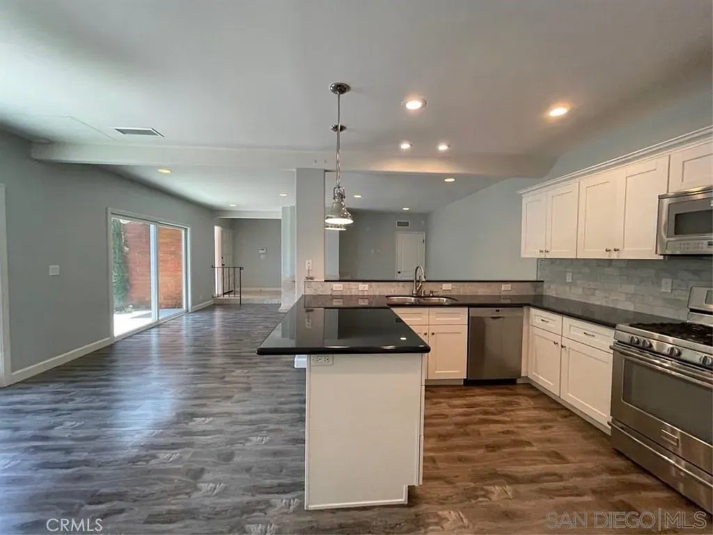 3 bed, 2.0 bath, 1368 sqft, $6,100 — Photo 2