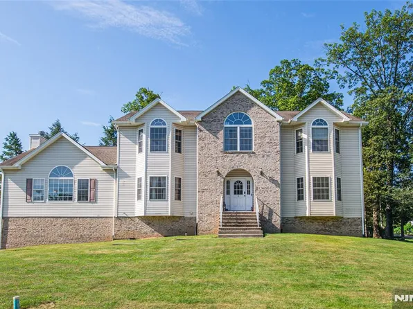 2 Iron Hl, West Milford, NJ 07480