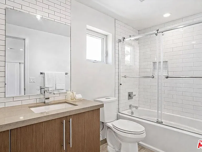 2120 N Beachwood Dr — Photo 22