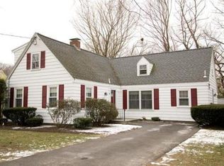 27 Canterbury Rd, Lynnfield, MA 01940