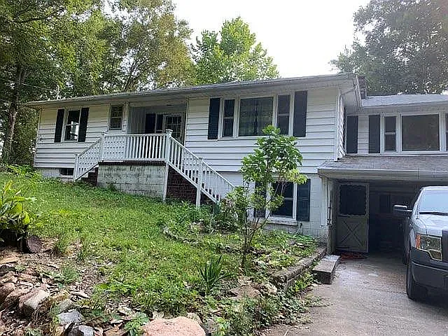 Building Photo - 7380 Lakeshore Dr