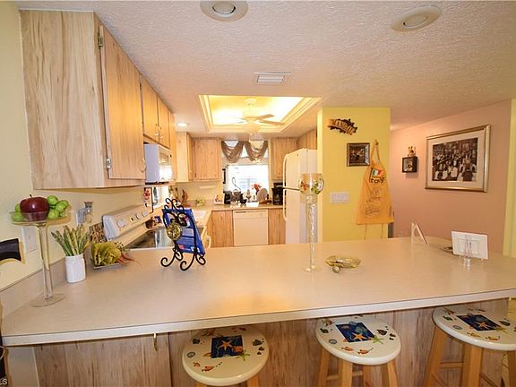 3rd image of 223 SE 15th Pl APT 106