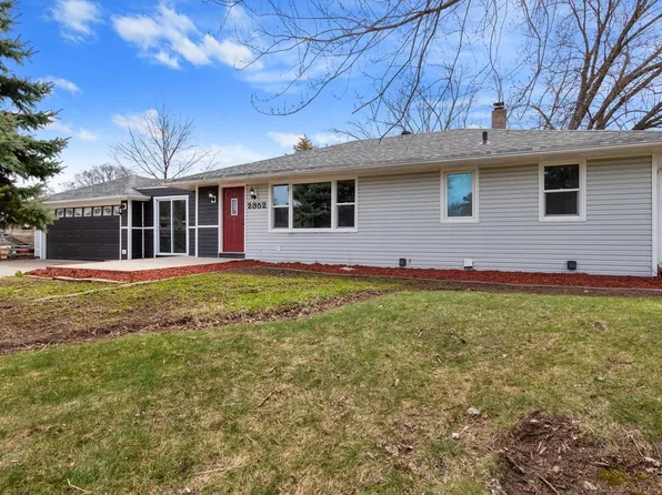 2352 Shoshone Rd, North Saint Paul, MN 55109