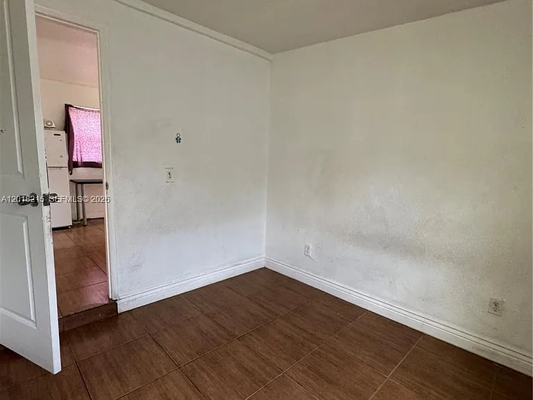 410 N 58th Ave — Photo 7