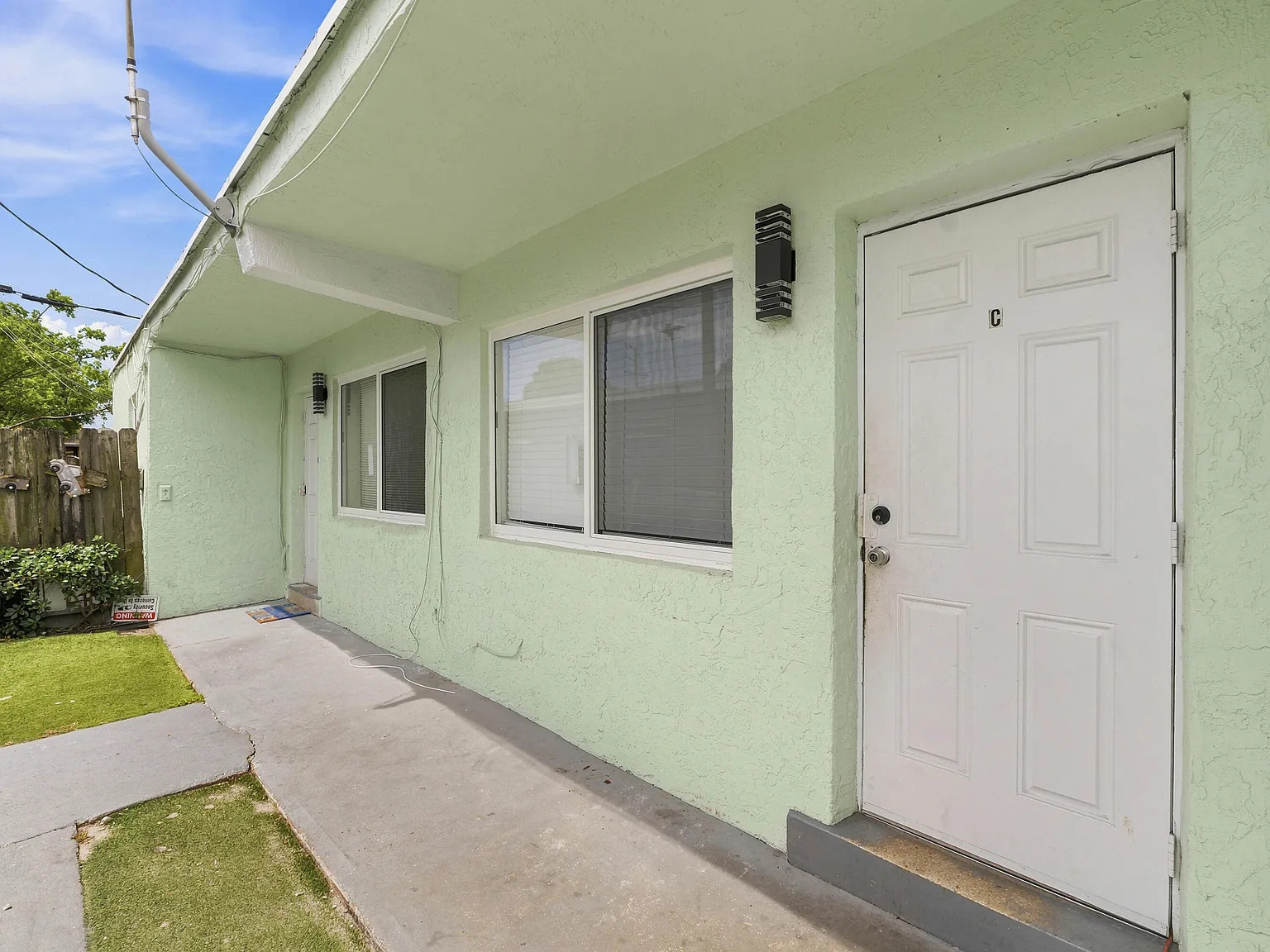 2 bed, 1.0 bath, 700 sqft, $1,900 — Photo 2