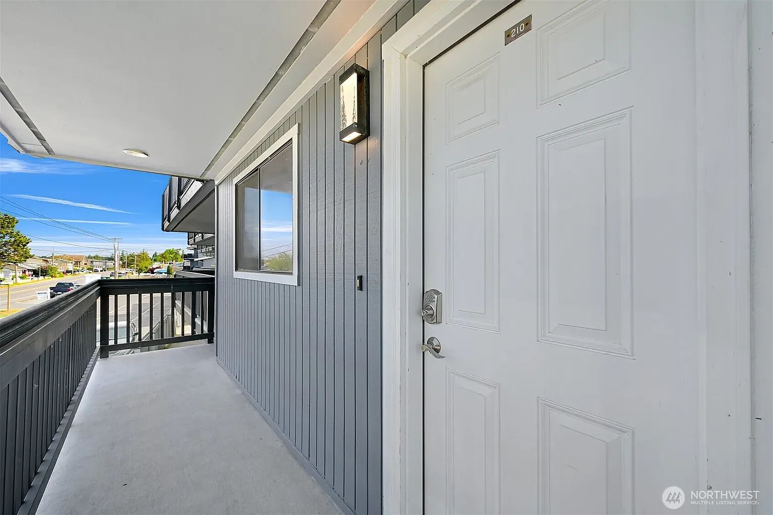 3 bed, 1070 sqft, $2,100 — Photo 3