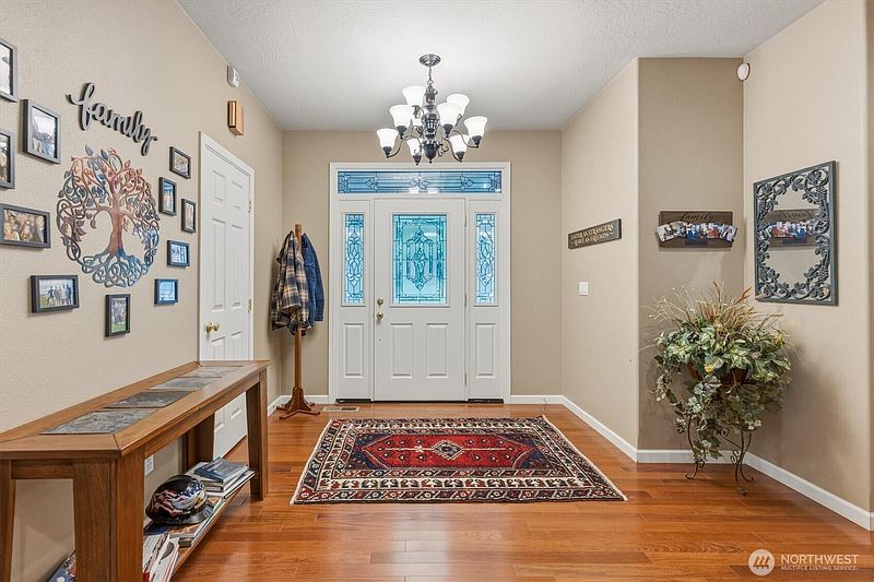 4th image of 347 Ferncrest Road