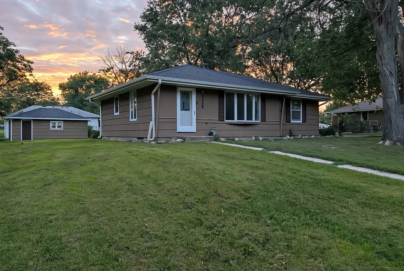 5 bed, 2000 sqft, $2,800 — Photo 1