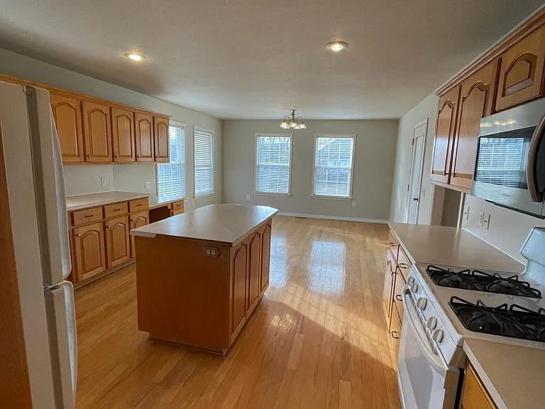 3666 Tara St — Photo 39