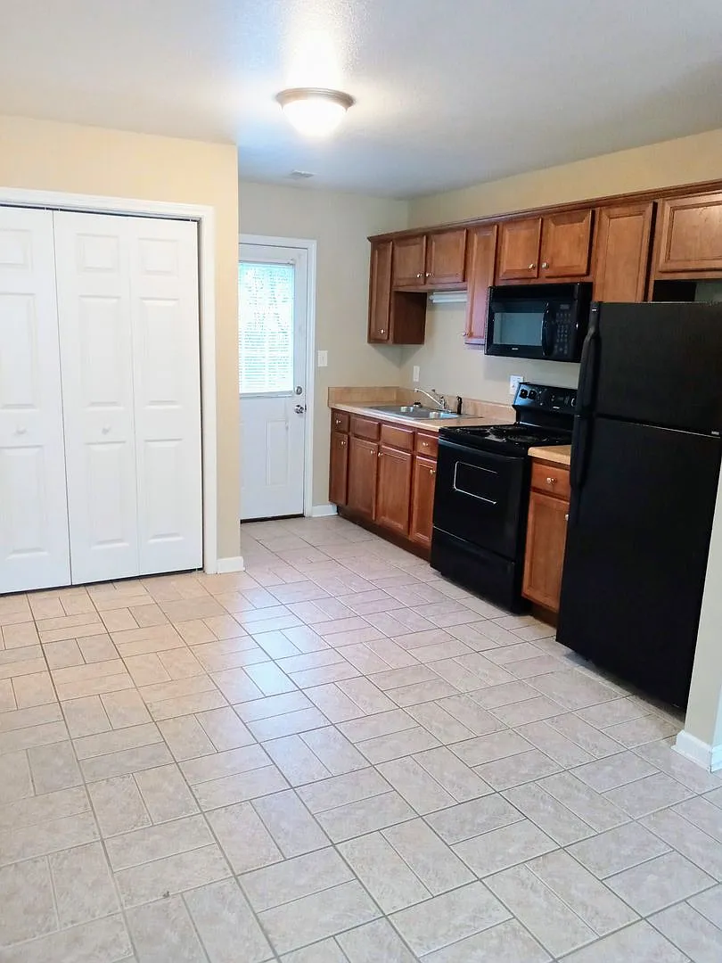 Spacious 3 Bed Townhome — Photo 3
