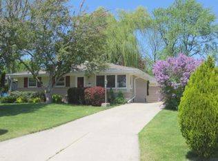 7231 Dorchester Ln, Greendale, WI 53129