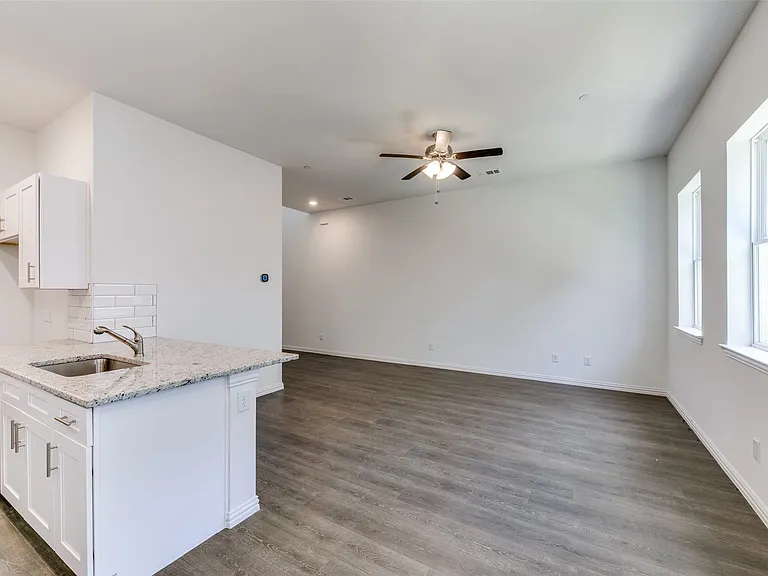2418 Ash Ln — Photo 4
