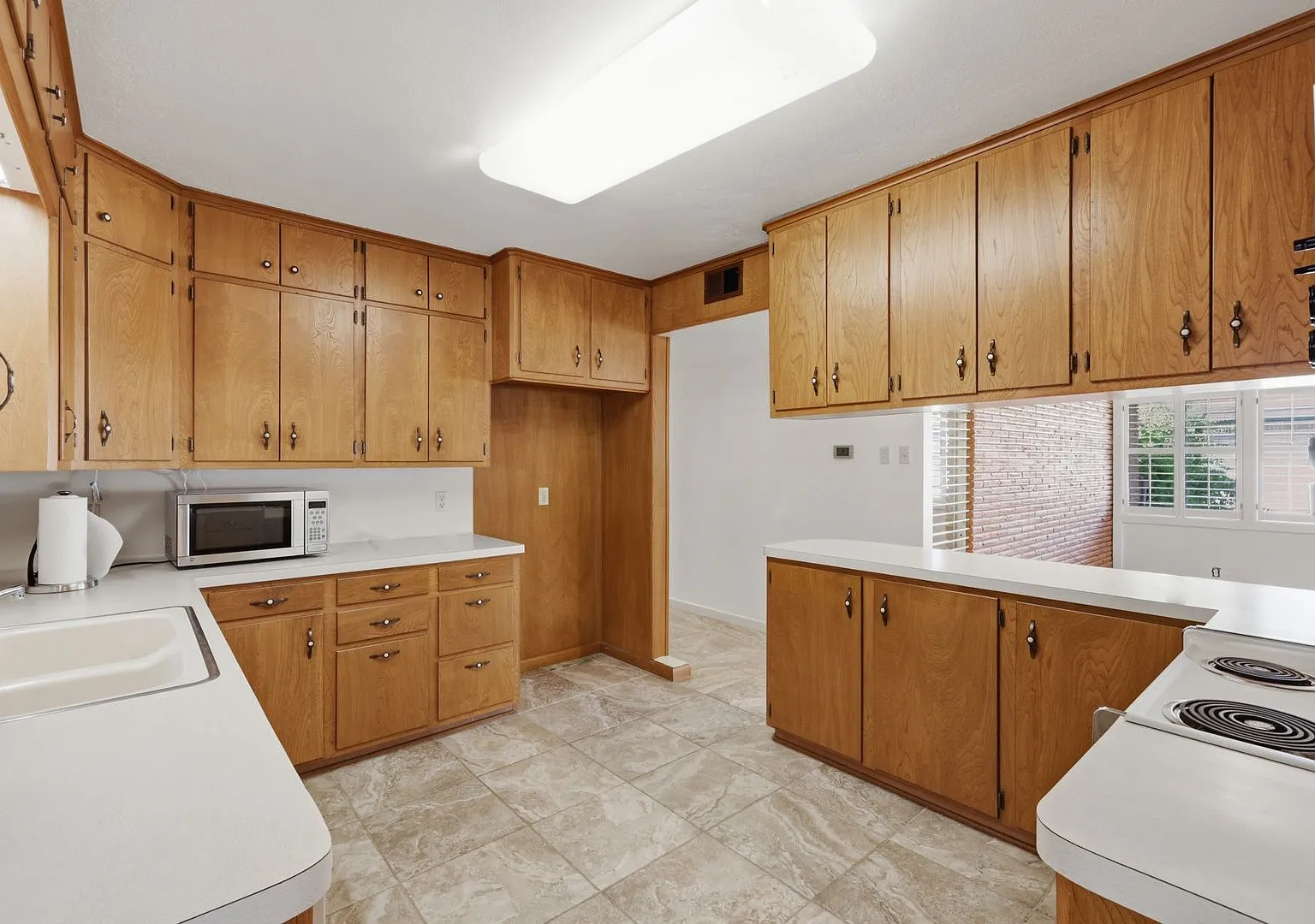 Available Now! Charming Mid-Century Gem Near Tamu 3 Bed/2 Bath In Bryan — Photo 4