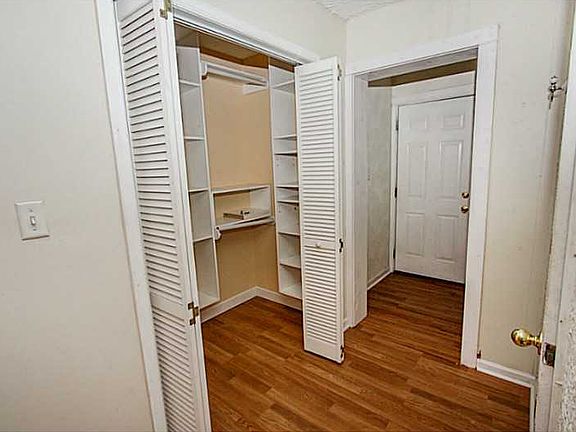 5th image of 717 Essex Park Dr