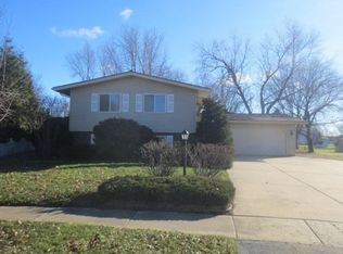 320 E Blackberry Ln, Yorkville, IL 60560