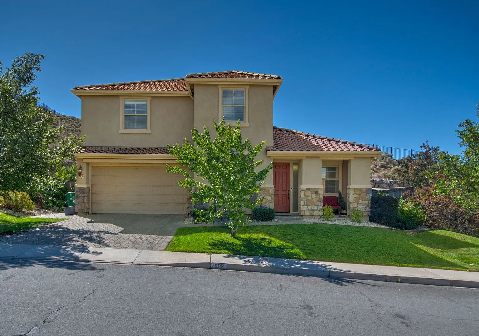 Spacious 4-Bedroom Home with Expansive Backyard in the North Valleys — Photo 2