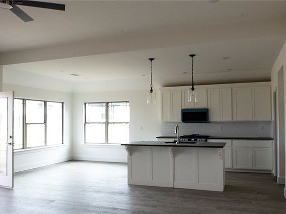 3rd image of 907 W Carley Dr