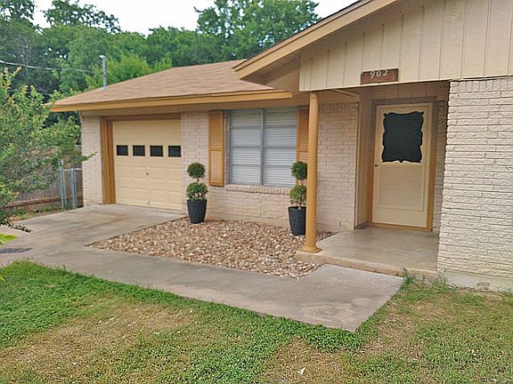 3rd image of 902 Aurora Cir