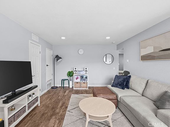 4th image of 1554 Border Ave Unit B