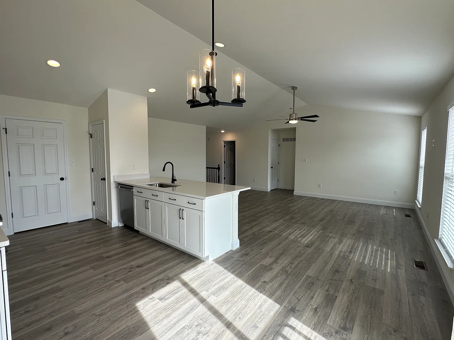3 bed, 1279 sqft, $2,500 — Photo 4