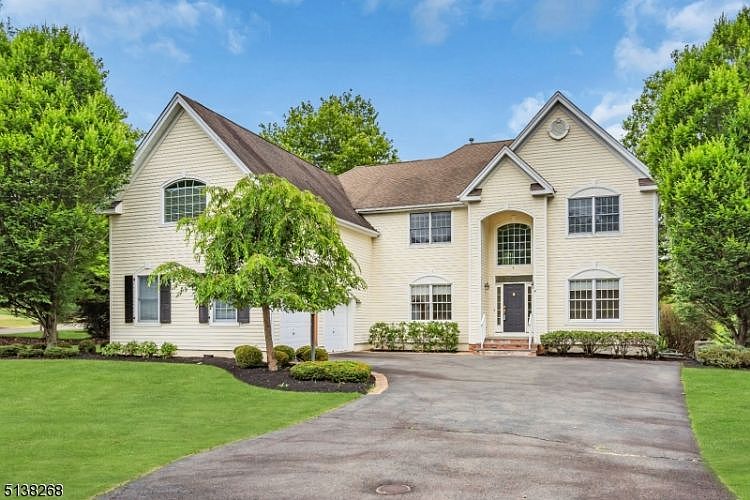 1st image of 9 Shinnecock Hills Ct