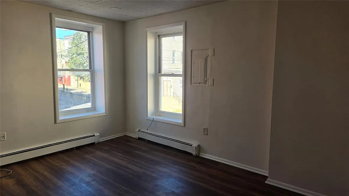 3 bed, 1.0 bath, 1035 sqft, $1,875 — Photo 4