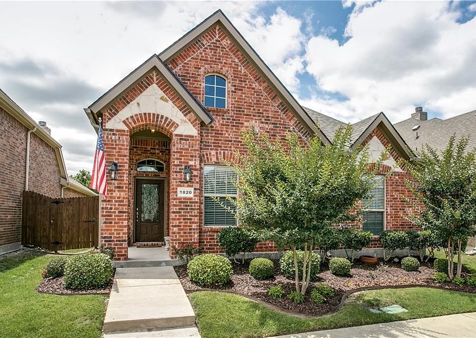 Beautiful Drive up with Neat Landscaping and Stone-Brick Combination