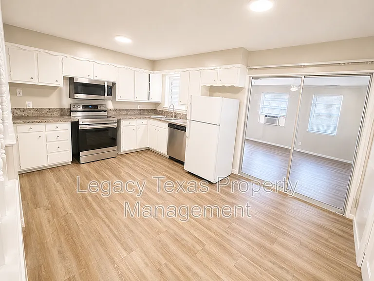1902 Joslin St — Photo 5