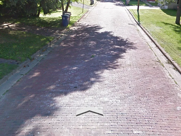 E Henry St — Photo 3