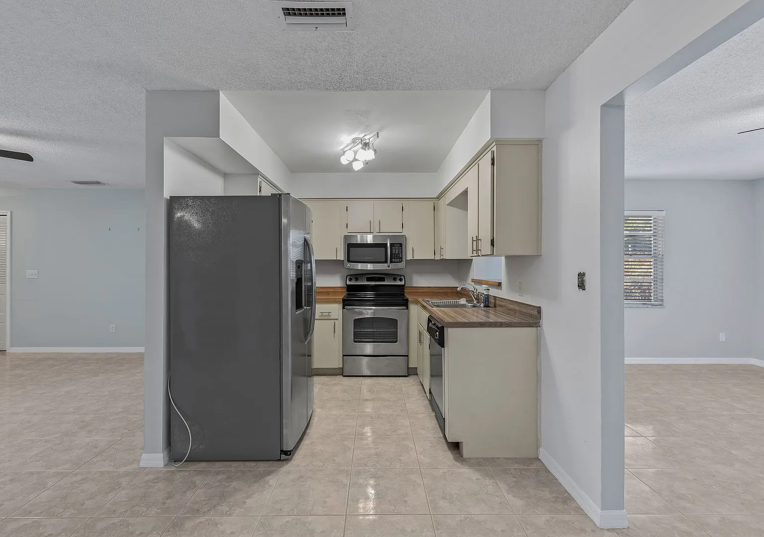 3-Bed, 2-Bath Single Family Home Near Mt Dora Area — Photo 3
