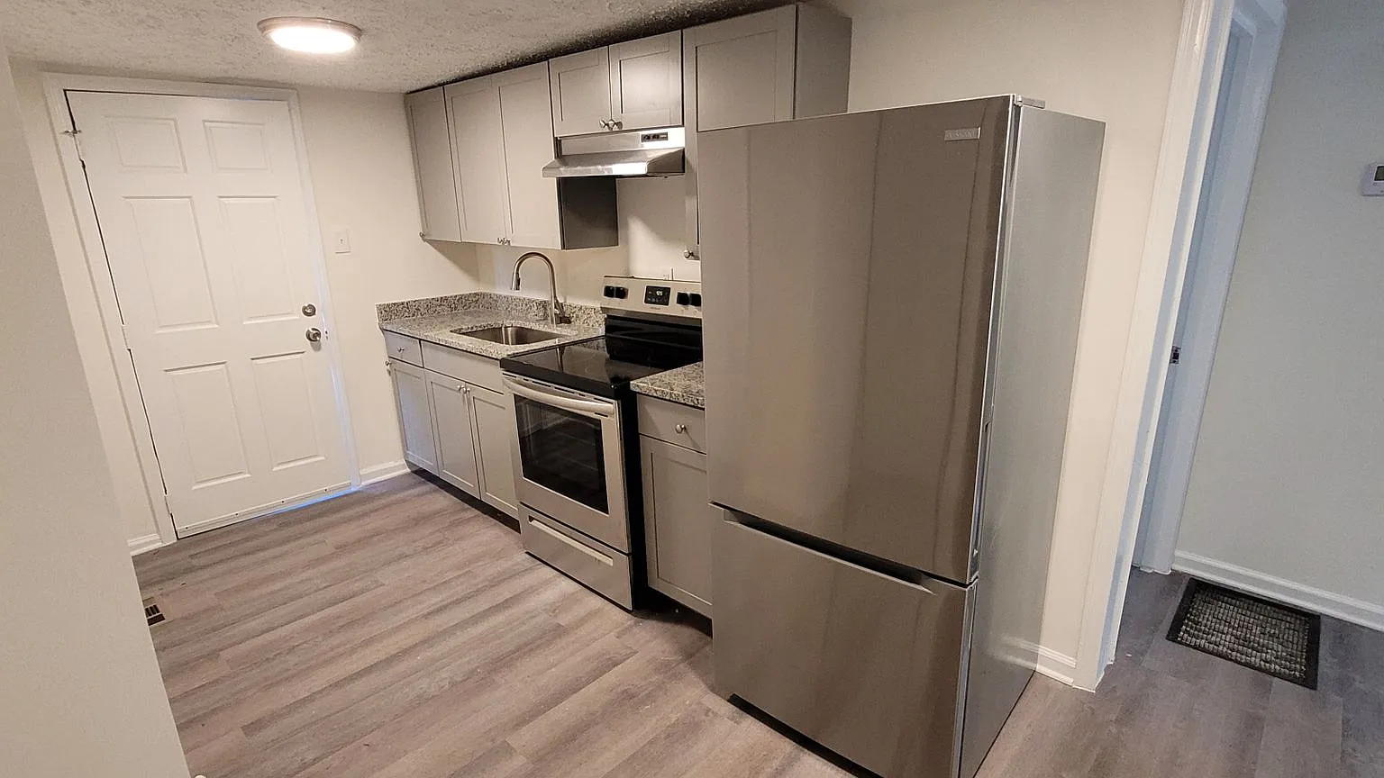 Cute 2 bedroom - freshly remodeled - in Columbus — Photo 3