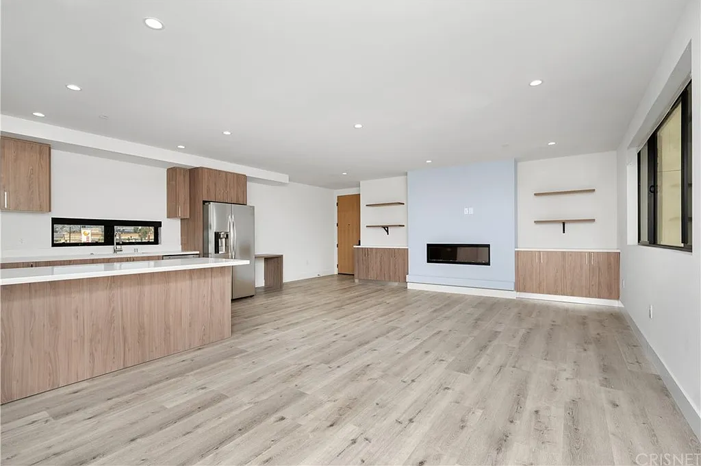 3 bed, 1375 sqft, $3,595 — Photo 3