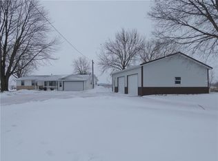 1258 Highway T17, Pella, IA 50219