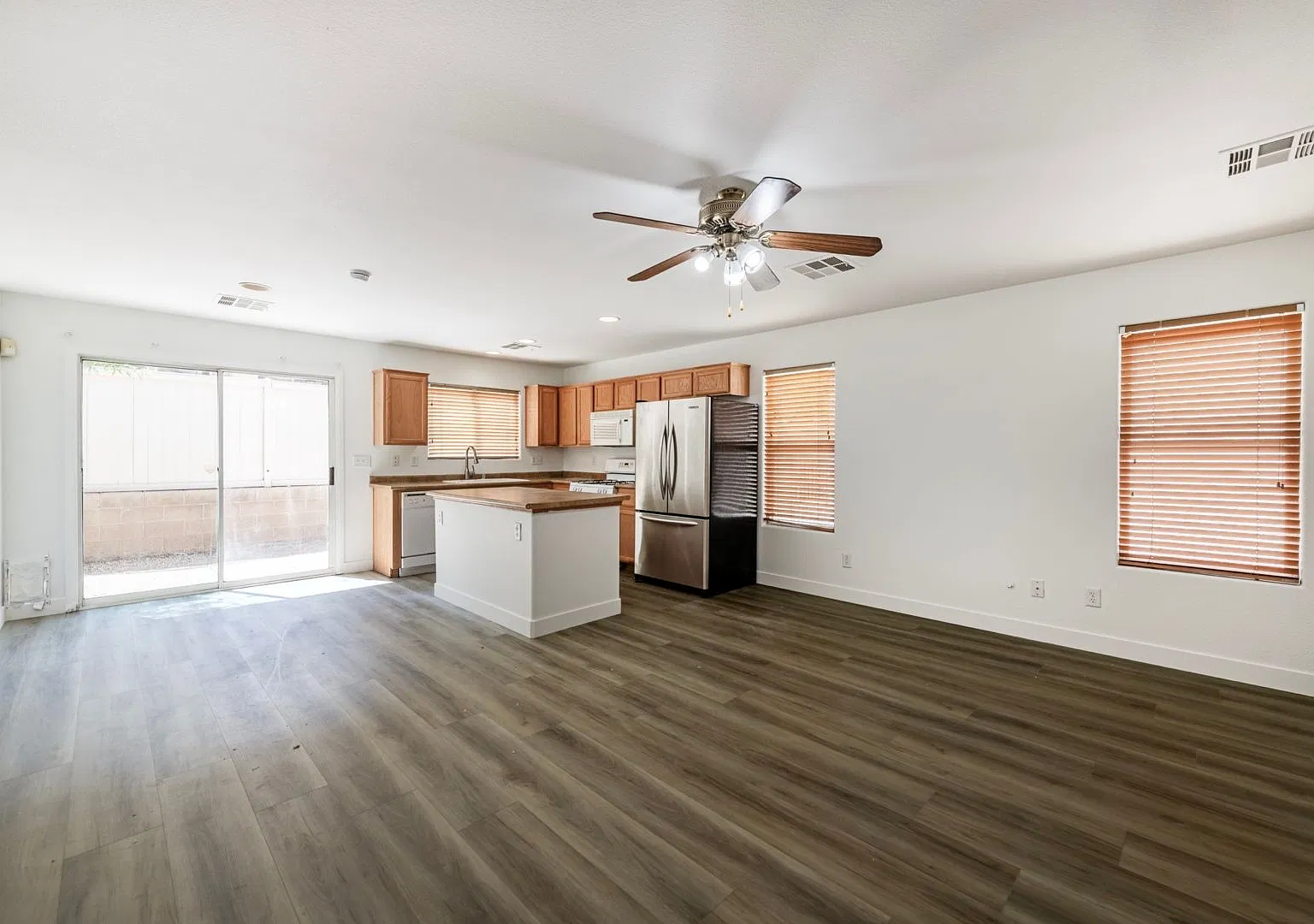 Charming Two Bedroom Two Bathroom home — Photo 4