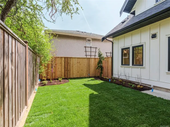 1830 Allenby St #8, Saanich, BC V8R 3B8