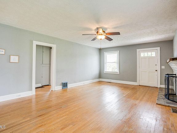 5th image of 3233 Clover St