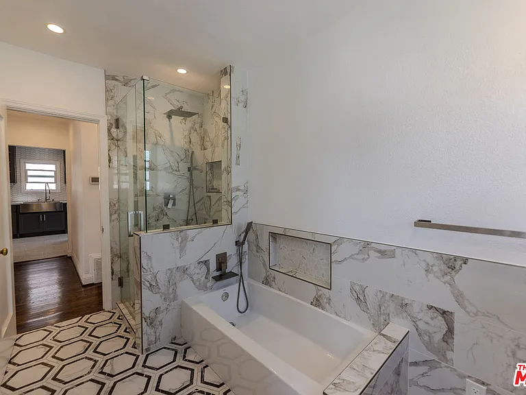 1067 S Sycamore Ave — Photo 37