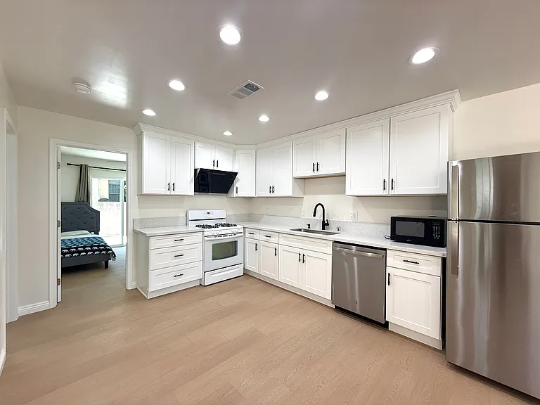 2405 S 6th Ave — Photo 4