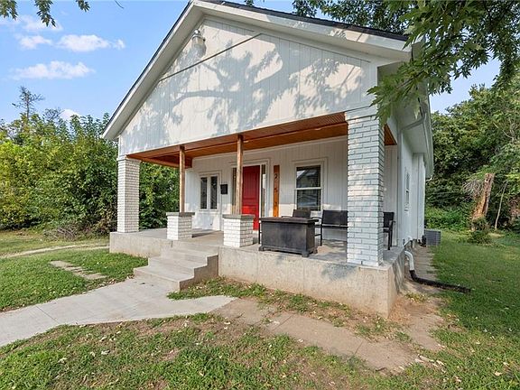 2nd image of 2531 Jackson Ave