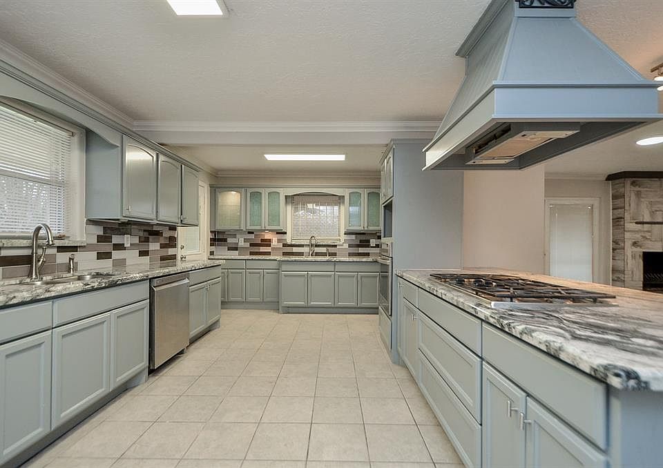 1st image of 801 Westmont Dr
