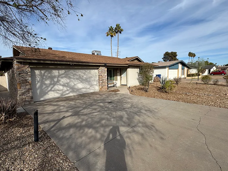 2058 E Fremont Dr — Photo 2
