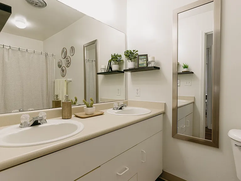 Bathroom in 4 Bedroom Apartment