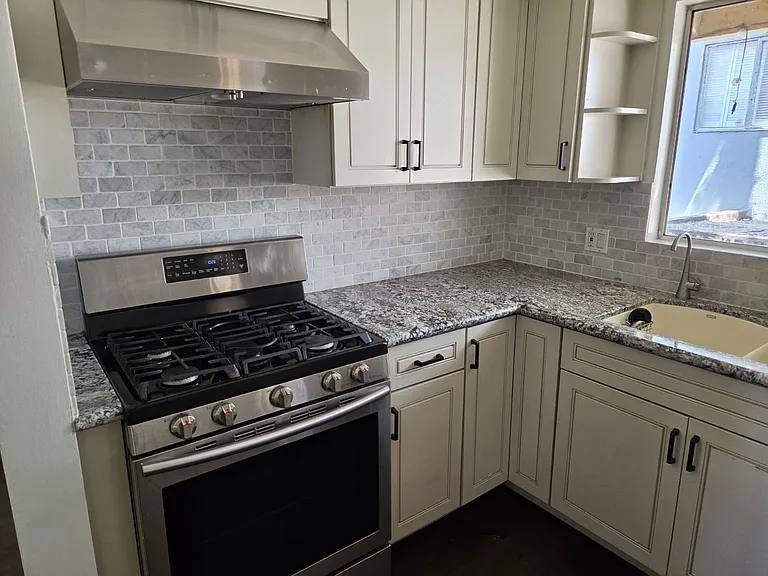 4734 Laurelgrove Ave — Photo 17