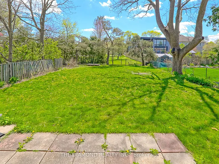 3927 Bloor St W — Photo 36