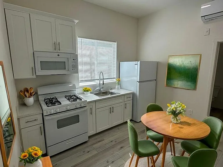 1120 E 25th St #102 — Photo 1