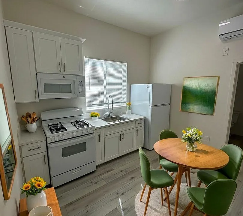 1120 E 25th St #202