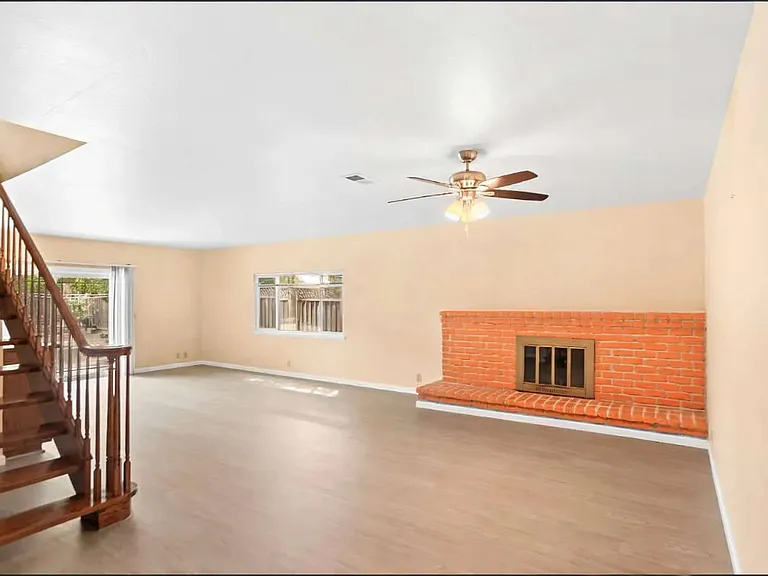 4675 Englewood Dr — Photo 9