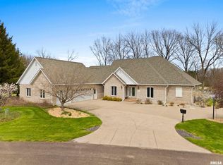 1828 Winged Foot Dr, Pekin, IL 61554