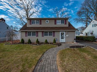 93 N Emerson Ave, Copiague, NY 11726